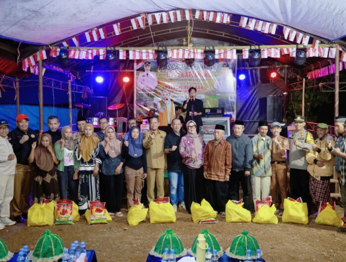 Bupati Barru Andi Ina Kartika Sari menghadiri syukuran pasca panen padi bersama petani Desa Gattareng, Kecamatan Pujananting.