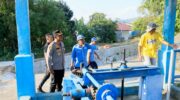 Kapolres Barru AKBP Ananda Fauzi Harahap bersama Direktur Perumda Tirta Waesai Ahsan Jafar memantau kondisi sumber air baku di Bendung Batu Bessi, Barru.