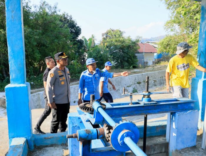 Kapolres Barru AKBP Ananda Fauzi Harahap bersama Direktur Perumda Tirta Waesai Ahsan Jafar memantau kondisi sumber air baku di Bendung Batu Bessi, Barru.