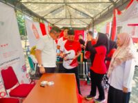 Wabup Barru Abustan A. Bintang memantau lomba permainan tradisional antar-SKPD dan aktivitas UMKM di Alun-Alun Colliq Pujie