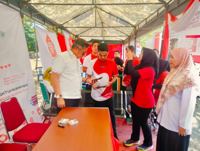 Wabup Barru Abustan A. Bintang memantau lomba permainan tradisional antar-SKPD dan aktivitas UMKM di Alun-Alun Colliq Pujie