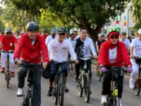 Bupati Barru Andi Ina Kartika Sari mengikuti Sepeda Santai HUT RI ke-81 bersama ratusan masyarakat di Kabupaten Barru