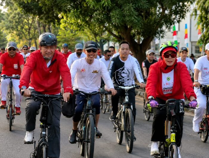 Bupati Barru Andi Ina Kartika Sari mengikuti Sepeda Santai HUT RI ke-81 bersama ratusan masyarakat di Kabupaten Barru