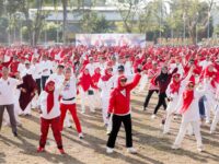 Bupati Barru Andi Ina Kartika Sari bersama ribuan masyarakat mengikuti Senam Massal Gelora Merah Putih di Lapangan Sumpang Binangae