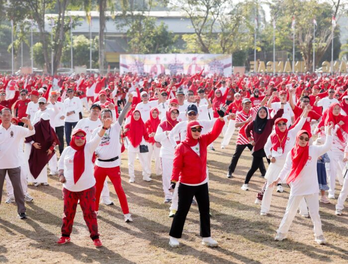 Bupati Barru Andi Ina Kartika Sari bersama ribuan masyarakat mengikuti Senam Massal Gelora Merah Putih di Lapangan Sumpang Binangae