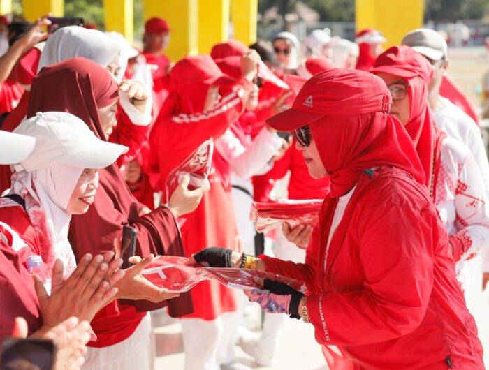 Bupati Barru Andi Ina Kartika Sari menyerahkan Bendera Merah Putih secara simbolis kepada perwakilan masyarakat di Lapangan Sumpang Binangae