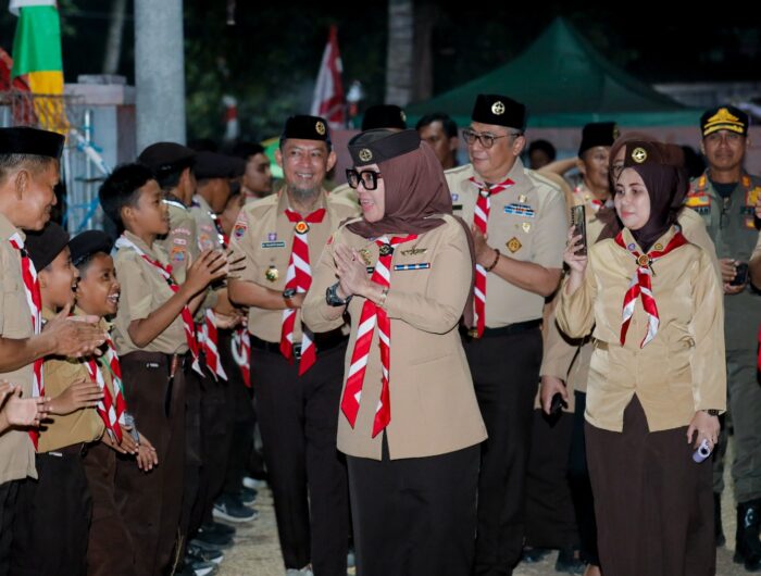 Bupati Barru Andi Ina Kartika Sari dan Wakil Bupati Abustan A. Bintang mengunjungi perkemahan Pramuka di Barru