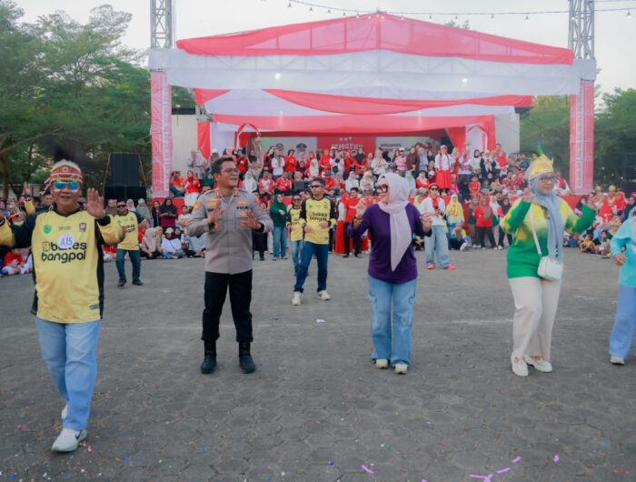 Bupati Barru Andi Ina Kartika Sari bersama jajaran Pemkab Barru mengikuti Senam Tabola Bale HUT RI ke-81