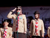 Bupati Barru Andi Ina Kartika Sari memimpin Upacara Hari Pramuka ke-65 di Tanete Riaja