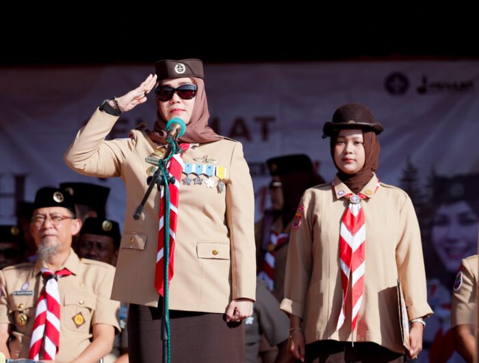 Bupati Barru Andi Ina Kartika Sari memimpin Upacara Hari Pramuka ke-65 di Tanete Riaja