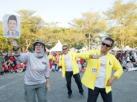 Bupati Barru Andi Ina Kartika Sari bergoyang bersama peserta Lomba Senam Tabola Bale HUT RI ke-81