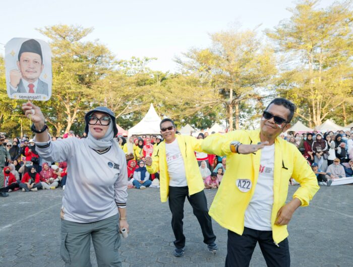 Bupati Barru Andi Ina Kartika Sari bergoyang bersama peserta Lomba Senam Tabola Bale HUT RI ke-81