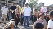 Wakil Bupati Barru Abustan A. Bintang bersama anggota Pramuka membersihkan Pantai Polejiwa