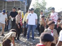 Wakil Bupati Barru Abustan A. Bintang bersama anggota Pramuka membersihkan Pantai Polejiwa