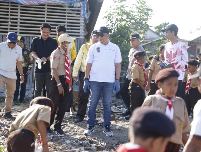 Wakil Bupati Barru Abustan A. Bintang bersama anggota Pramuka membersihkan Pantai Polejiwa