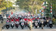 Bupati Barru Andi Ina Kartika Sari bersama ribuan warga mengikuti Konvoi Merah Putih HUT RI ke-81 di Kabupaten Barru