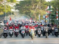Bupati Barru Andi Ina Kartika Sari bersama ribuan warga mengikuti Konvoi Merah Putih HUT RI ke-81 di Kabupaten Barru