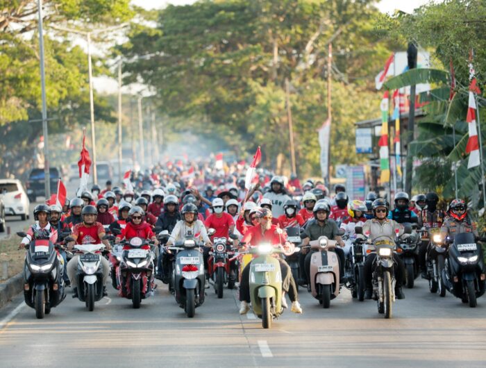 Bupati Barru Andi Ina Kartika Sari bersama ribuan warga mengikuti Konvoi Merah Putih HUT RI ke-81 di Kabupaten Barru