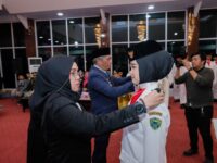 Bupati Barru Andi Ina Kartika Sari mengukuhkan calon Paskibraka Kabupaten Barru 2026 di Baruga Singkerru Adae