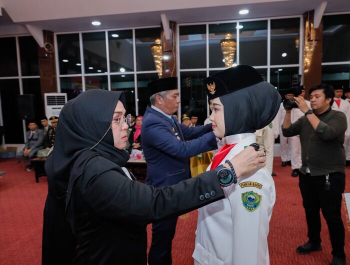Bupati Barru Andi Ina Kartika Sari mengukuhkan calon Paskibraka Kabupaten Barru 2026 di Baruga Singkerru Adae