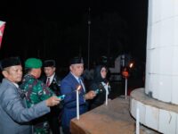 Bupati Barru Andi Ina Kartika Sari dan Wakil Bupati Abustan A. Bintang mengikuti Apel Kehormatan dan Renungan Suci di TMP Sumpang Binangae.