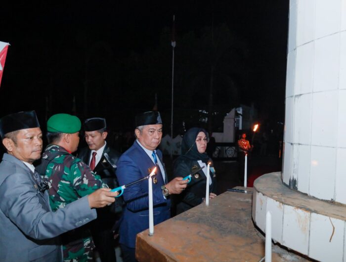 Bupati Barru Andi Ina Kartika Sari dan Wakil Bupati Abustan A. Bintang mengikuti Apel Kehormatan dan Renungan Suci di TMP Sumpang Binangae.