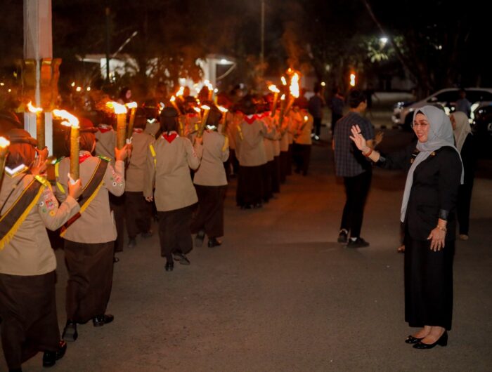 Bupati Barru Andi Ina Kartika Sari bersama Wakil Bupati Abustan A. Bintang menghadiri Taptu dan Pawai Obor HUT ke-81 RI di Barru.