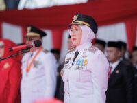 Bupati Barru Andi Ina Kartika Sari memimpin Upacara HUT ke-81 Kemerdekaan RI di Lapangan Sumpang Binangae.