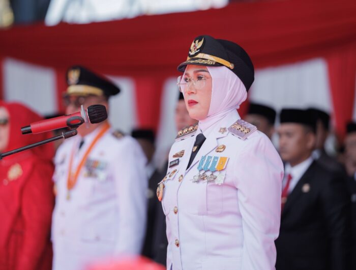 Bupati Barru Andi Ina Kartika Sari memimpin Upacara HUT ke-81 Kemerdekaan RI di Lapangan Sumpang Binangae.