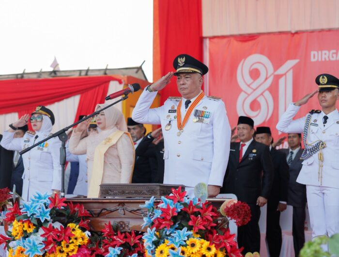 Wakil Bupati Barru Dr. Ir. Abustan A. Bintang, M.Si. selaku Inspektur Upacara Penurunan Bendera HUT ke-81 RI di Barru