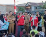 Bupati Barru Andi Ina Kartika Sari bersama PMI Kabupaten Barru menyalurkan bantuan air bersih kepada warga Lingkungan Padongko.