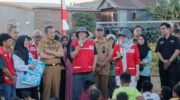 Bupati Barru Andi Ina Kartika Sari bersama PMI Kabupaten Barru menyalurkan bantuan air bersih kepada warga Lingkungan Padongko.