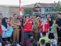 Bupati Barru Andi Ina Kartika Sari bersama PMI Kabupaten Barru menyalurkan bantuan air bersih kepada warga Lingkungan Padongko.