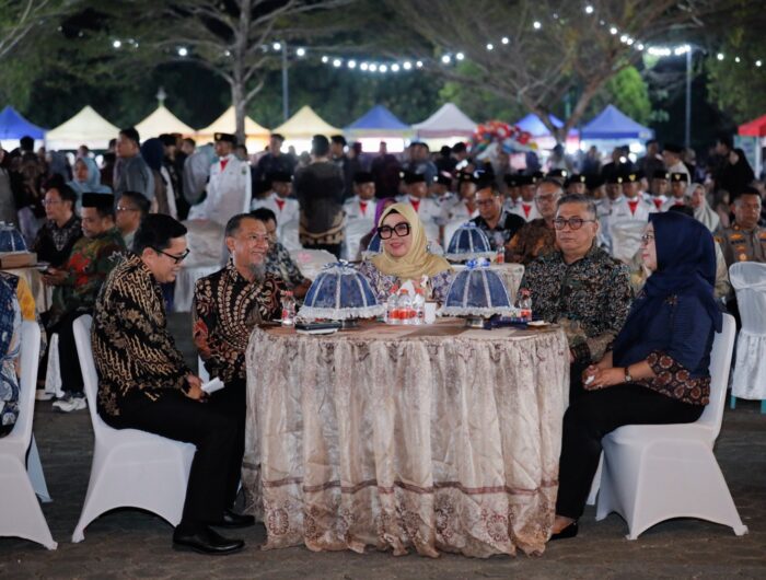 Bupati Barru Andi Ina Kartika Sari bersama Wakil Bupati Abustan A. Bintang menghadiri penutupan Semarak Merdeka dan Gebyar UMKM di Alun-Alun Colliq Pujie.