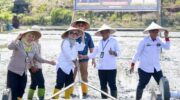 Bupati Barru Andi Ina Kartika Sari menghadiri Gerakan Tanam Serempak Nasional di areal Kelompok Tani Labu Cai Desa Bojo.