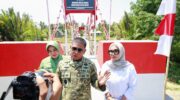 Bupati Barru Andi Ina Kartika Sari bersama Pangdam XIV Hasanuddin Mayjen TNI Bangun Nawoko meninjau Jembatan Perintis Garuda di Bottoe, Tanete Rilau.