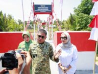 Bupati Barru Andi Ina Kartika Sari bersama Pangdam XIV Hasanuddin Mayjen TNI Bangun Nawoko meninjau Jembatan Perintis Garuda di Bottoe, Tanete Rilau.