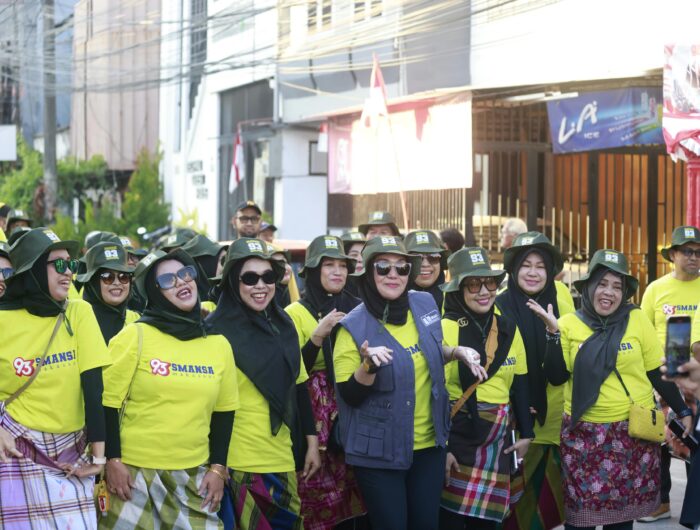 Bupati Barru sekaligus Ketua Umum IKA SMANSA Makassar Andi Ina Kartika Sari menghadiri Fun Walk AnniverSMANsary ke-76 di SMA Negeri 1 Makassar.