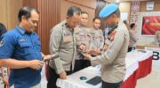 Propam Polres Barru melakukan pemeriksaan telepon seluler seluruh personel untuk mencegah keterlibatan judi online