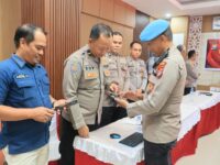 Propam Polres Barru melakukan pemeriksaan telepon seluler seluruh personel untuk mencegah keterlibatan judi online
