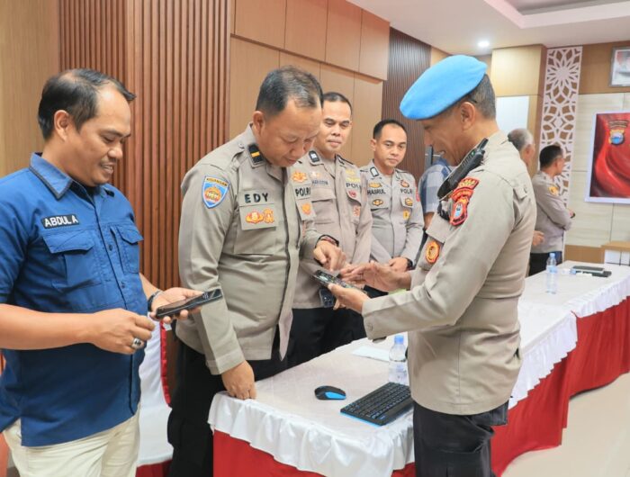Propam Polres Barru melakukan pemeriksaan telepon seluler seluruh personel untuk mencegah keterlibatan judi online