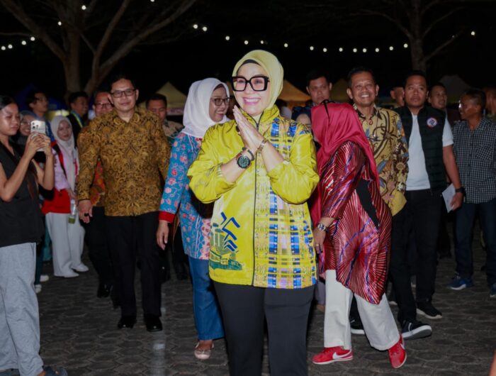 Bupati Barru Andi Ina Kartika Sari menghadiri pembukaan Malam Semarak HUT RI ke-81 dan Gebyar UMKM di Alun-Alun Colliq Pujie.