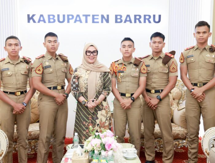 Bupati Barru Andi Ina Kartika Sari menjamu Taruna Akmil yang mendampingi siswa SRT 1 Barru selama MPLS.