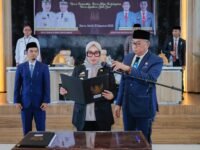Bupati Barru Andi Ina Kartika Sari didamping Wakil Bupati Abustan A. Bintang memimpin pengambilan sumpah PNS dan pelantikan pejabat Pemkab Barru