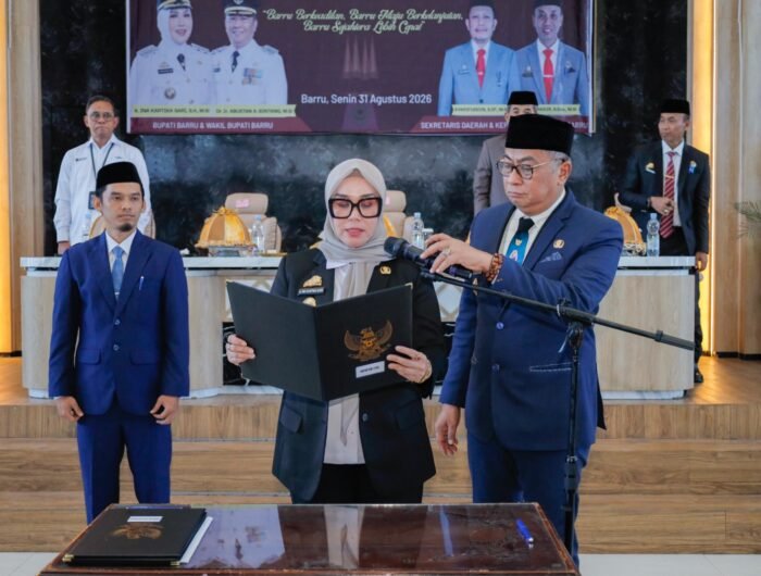 Bupati Barru Andi Ina Kartika Sari didamping Wakil Bupati Abustan A. Bintang memimpin pengambilan sumpah PNS dan pelantikan pejabat Pemkab Barru