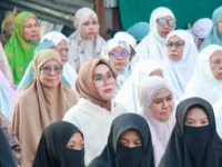Bupati Barru Andi Ina Kartika Sari bersama Wakil Bupati Abustan A. Bintang dan masyarakat mengikuti Barru Bermunajat serta Salat Istisqa di Lapangan Pondok Pesantren Modern Kurir Langit.