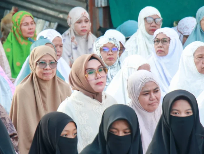 Bupati Barru Andi Ina Kartika Sari bersama Wakil Bupati Abustan A. Bintang dan masyarakat mengikuti Barru Bermunajat serta Salat Istisqa di Lapangan Pondok Pesantren Modern Kurir Langit.