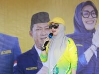 Bupati Barru Andi Ina Kartika Sari saat memberikan sambutan pada kegiatan Fun Walk Fun Bike dalam rangka Peringatan Hari Jadi Karang Taruna ke-66 di Lapangan Sepak Bola Palanro, Kecamatan Mallusetasi, Sabtu (26/9/2026).