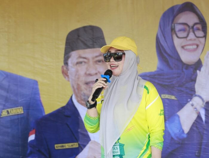 Bupati Barru Andi Ina Kartika Sari saat memberikan sambutan pada kegiatan Fun Walk Fun Bike dalam rangka Peringatan Hari Jadi Karang Taruna ke-66 di Lapangan Sepak Bola Palanro, Kecamatan Mallusetasi, Sabtu (26/9/2026).