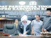 Bupati Barru A. Ina Kartika Sari bersama pimpinan DPRD dalam rapat paripurna persetujuan Ranperda Perubahan APBD Kabupaten Barru Tahun Anggaran 2026.